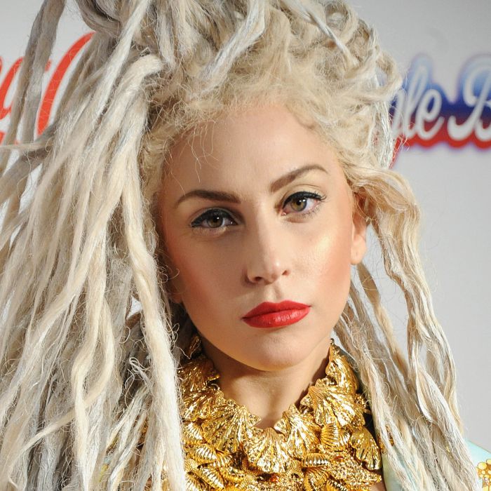 Em &quot;Sheezus&quot;, Lily Allen diz que Lady Gaga está morrendo pela sua arte