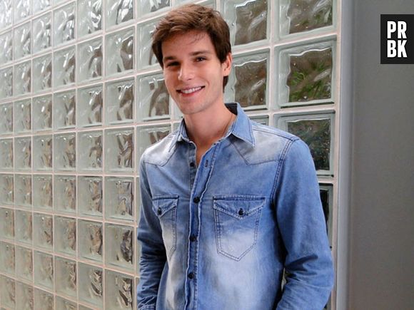 Jonatas Faro também fez par com Isabelle Drummond em "Cheias de Charme"