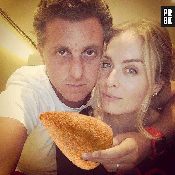 Montagem que substitui a banana por uma coxinha, acusa o apresentador Luciano Huck de oportunista