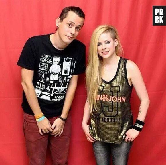 Fã sortudo de Avril Lavigne quase tocou na cantora no Meet & Greet