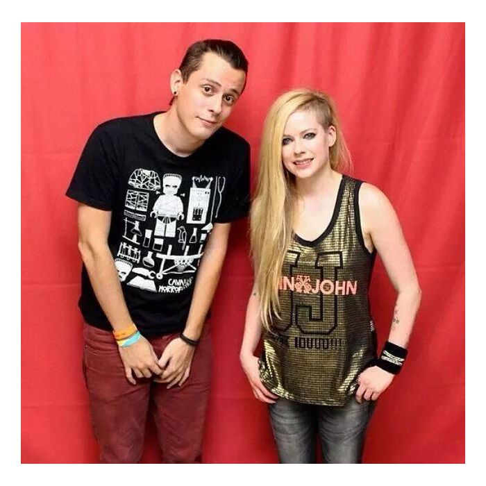  F&amp;atilde; sortudo de Avril Lavigne quase tocou na cantora no Meet &amp;amp; Greet 