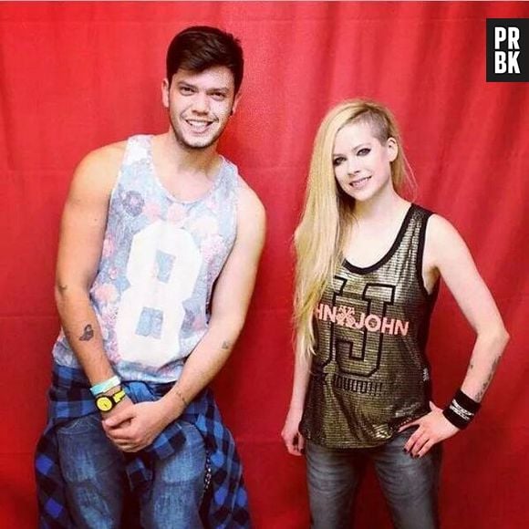 Avril Lavigne prefere ficar distante de fãs em Meet & Greet