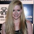  Avril Lavigne gera pol&ecirc;mica com seu Meet &amp; Greet no Brasil 