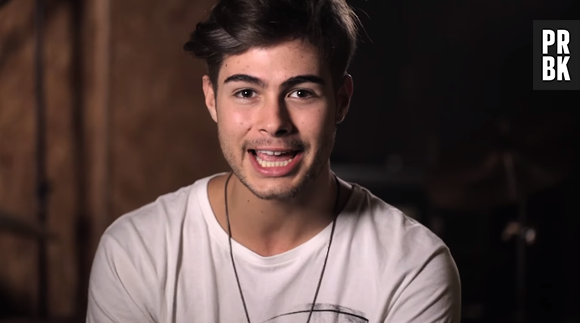 Rafael Vitti toca violão e anuncia a nova novela da Globo, "Rocky Story", em vídeo inédito