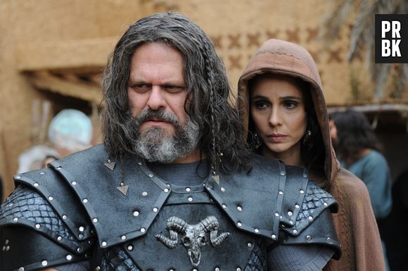 Em "A Terra Prometida", Tibar (Leonardo Franco) e Raabe (Mirian Freeland) tentam fugir de Jericó!