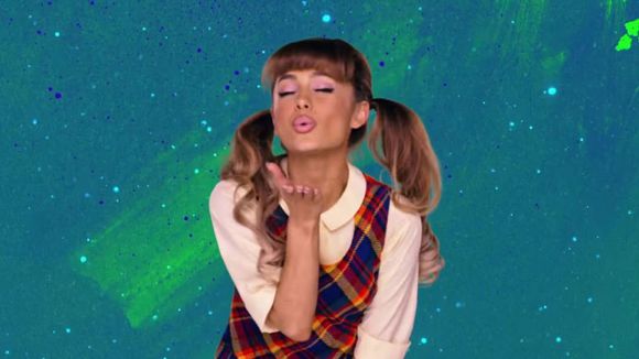 Ariana Grande em "Hairspray Live": cantora e elenco aparecem caracterizados na 1ª foto do especial!