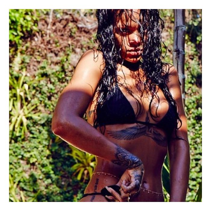  Em muitas das fotos postadas no Instagram, Rihanna aparece em poses sensuais 