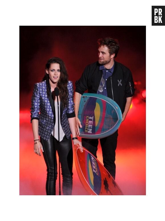 Robert Pattinson acompanhado da ex Kristen Stewart no "Teen Choice Award"!