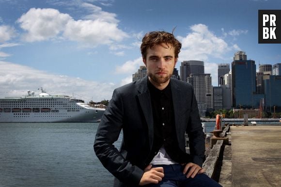 Super arrumado, Robert Pattinson posando enquanto divulgava o filme "Amanhecer Parte 2", em 2012!