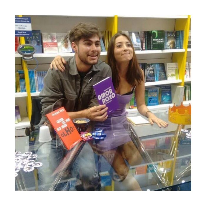 Namorando desde o início de 2016, Rafael Vitti e Julia Oristanio lançaram juntos o livro &quot;Amor Roxo&quot;