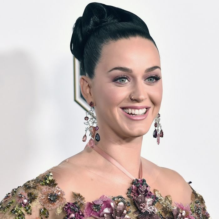 Katy Perry é uma diva pop que apaga as velinhas em 25 de outubro
