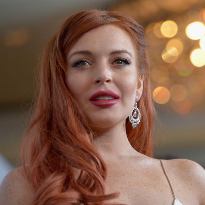 Lindsay Lohan já teve relacionamentos assumidos com homens e mulheres, como a DJ Samantha Ronson
