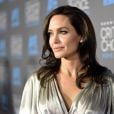 Assumidamente bissexual, Angelina Jolie já chegou a namorar a atriz  Jennie Shimizu 