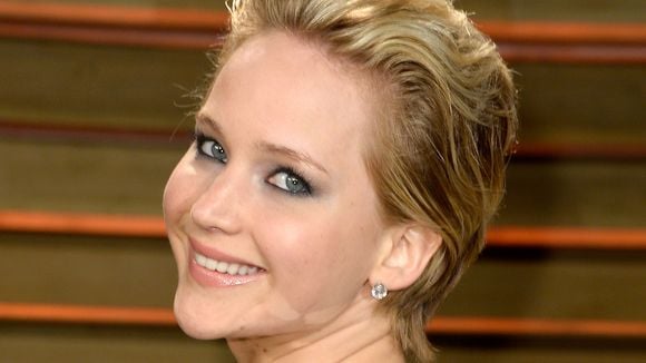 Jennifer Lawrence fala que vomitou em festa pós Oscar e Miley Cyus a sacaneia