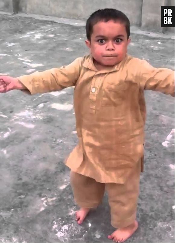 O que é esse menininho árabe dançando? Fofo!