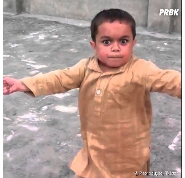 O que é esse menininho árabe dançando? Fofo!