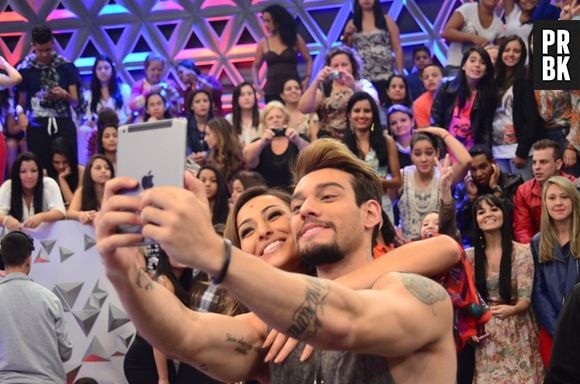 Sabrina Sato e Lucas Lucco fazem selfie no "Pragrama da Sabrina"!