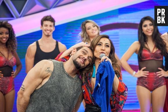 Sabrina Sato empresta o ombro pro cantor Lucas Lucco no "Pragrama da Sabrina"!