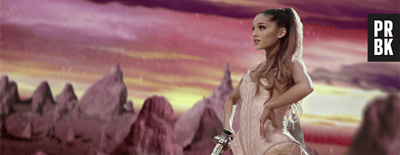 Ariana Grande e os peitos mortais