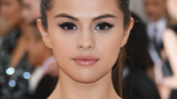 Selena Gomez com novo amor? Cantora aparece de mãos dadas com fotógrafo e levanta suspeitas!