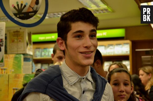 Matheus Sant'Ana foi na tarde de autógrafos no lugar de sua mãe, Marli