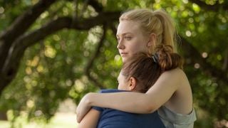 Dakota Fanning e Elizabeth Olsen falam sobre virgindade em trailer de drama