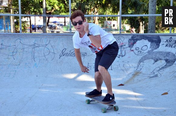 Amante dos skates, Christian Monassa se divertiu na sessão de fotos com o Purebreak