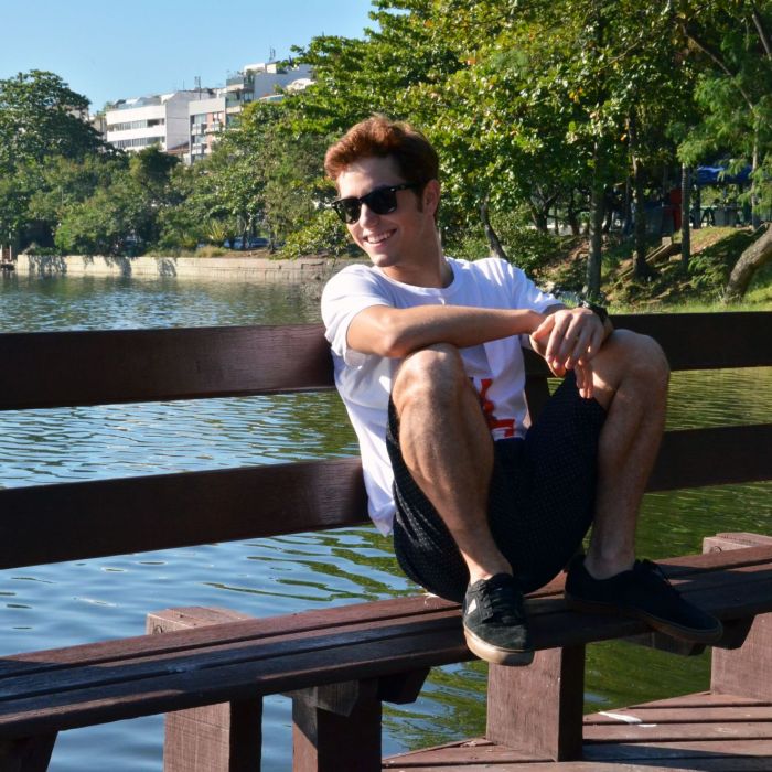 Christian Monassa esbanjou charme em uma manhã ensolarada no Rio de Janeiro