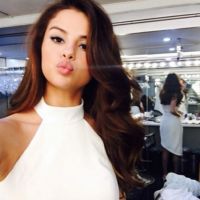 Selena Gomez posta foto em estúdio e deixa fãs ansiosos por música nova!