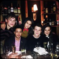 Selena Gomez comemora estreia de "13 Reasons Why" e faz declaração para elenco e produtores da série