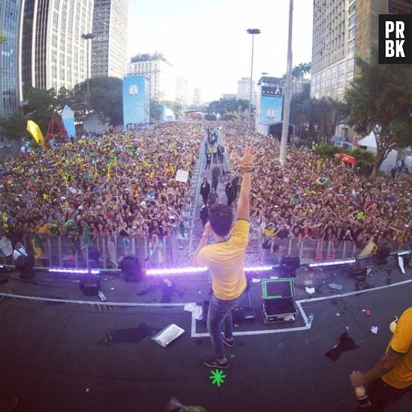 O cantor Luan Santana se apresentou nesta quinta-feira (12) no Vale do Anhangabaú, em São Paulo, durante o Fifa Fan Fest