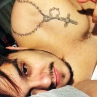 Luan Santana acorda tarde e posta foto sem camisa no Instagram: "Bom dia"