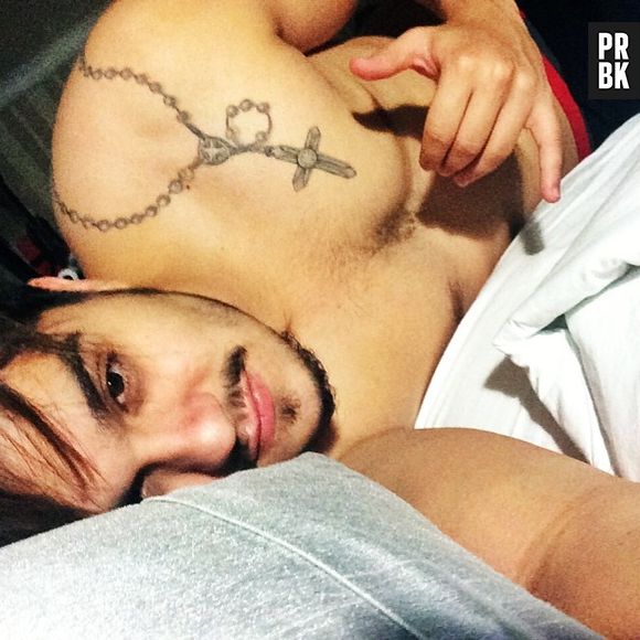 Luan Santana acorda tarde e posta foto com rostinho de sono e sem camisa: "Bom Dia!"