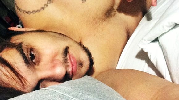 Luan Santana acorda tarde e posta foto sem camisa no Instagram: "Bom dia"