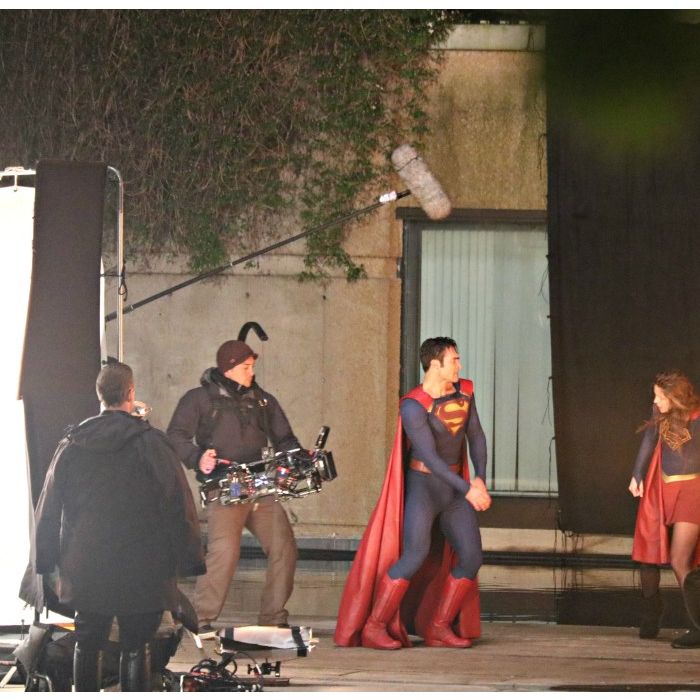 Supergirl e Superman protagonizam cenas de ação