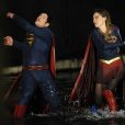 Supergirl e Superman gravam cenas para o seriado sobre a heroína