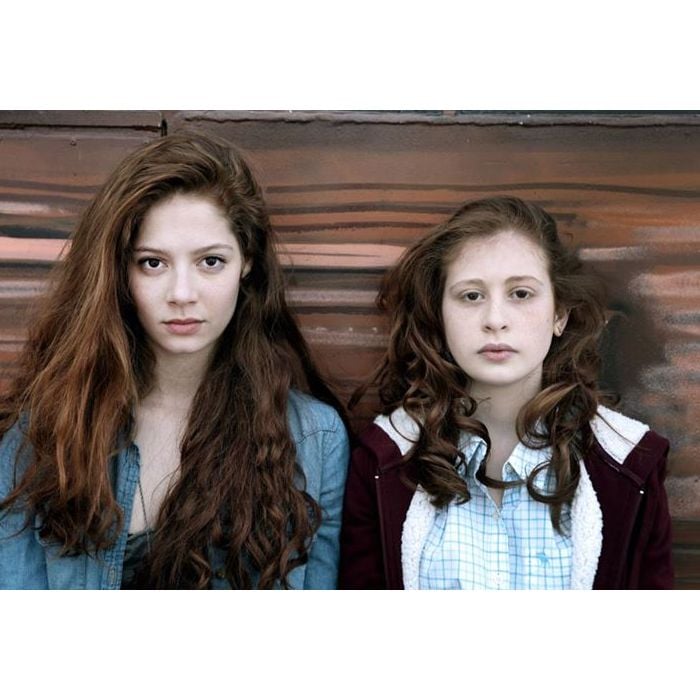 Lena (Jenna Thiam) e Camille (Yara Pilartz) são irmãs gêmeas em &quot;Les Revenants&quot;