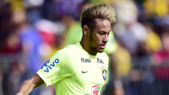 Neymar estreia chuteira dourada de R$ 1,2 mil em treino antes de Brasil e Chile