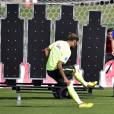  Neymar deve estrear o par de chuteira dourada na Copa do Mundo no jogo entre Brasil e Chile, no pr&oacute;ximo s&aacute;bado (28) 