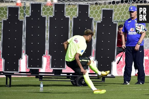 Neymar deve estrear o par de chuteira dourada na Copa do Mundo no jogo entre Brasil e Chile, no próximo sábado (28)