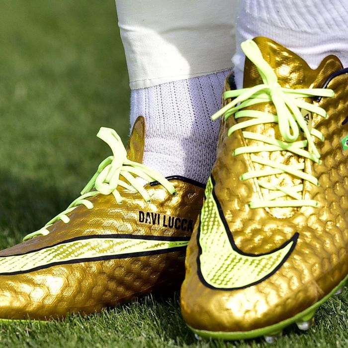  As chuteiras douradas s&amp;atilde;o uma homenagem da Nike para Neymar 