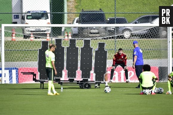 O craque da Seleção Brasileira Neymar não foi poupado e treinou nesta quinta-feira (26) 