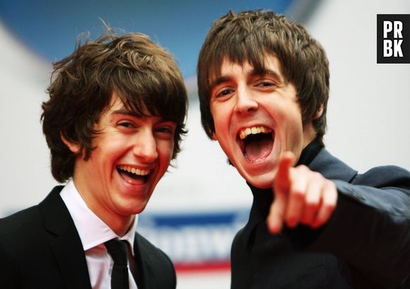 Alex Turner e Miles Kane estão escrevendo roteiro de filme