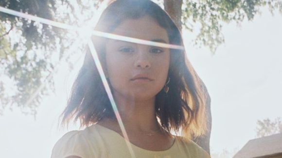 Selena Gomez com outra música nova? "Stained" vaza no mesmo dia de "Fetish" e fãs ficam loucos!