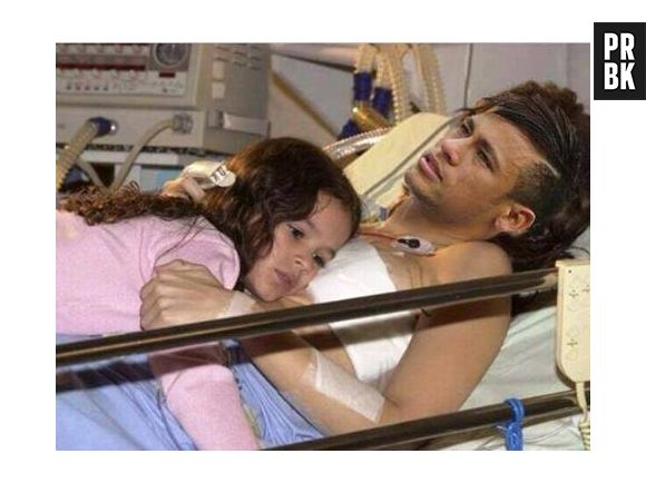 Bruna Marquezine deitadinha no peito de Neymar no hospital