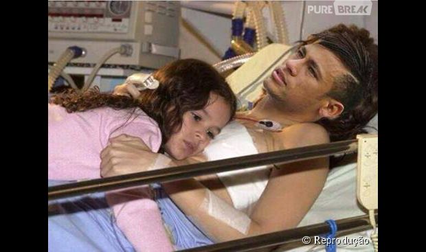 Bruna Marquezine deitadinha no peito de Neymar no hospital