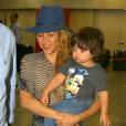  Shakira desembarcou no Rio de Janeiro na madrugada da &uacute;ltima quinta-feira (10), com o filho, Milan, no colo 