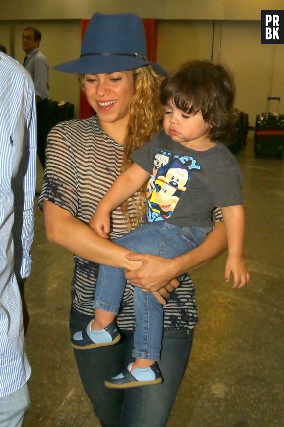 Shakira desembarcou no Rio de Janeiro na madrugada da última quinta-feira (10), com o filho, Milan, no colo