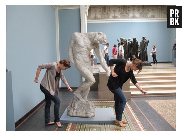 Meninas imitando pose da estátua