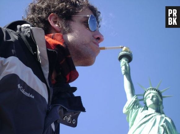 Acendendo o cigarro na tocha da estátua da liberdade